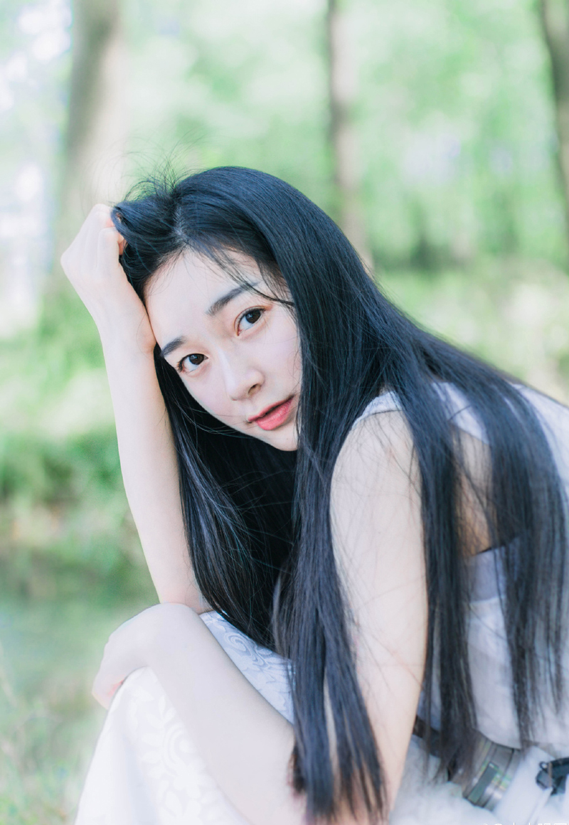 “三弟何故回来？”看到此人，诸葛亮神色一动，沉声道：“可是蜀中有新的消息？”